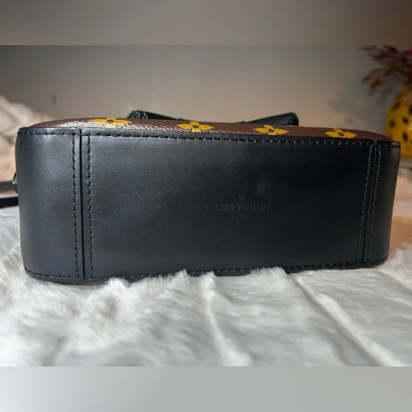 LOUIS VUITTON
Black Monogram Canvas Saintonge - Picture 10 of 16